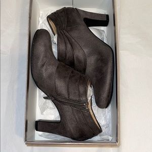 NWOT LifeStride Corie Booties Suede